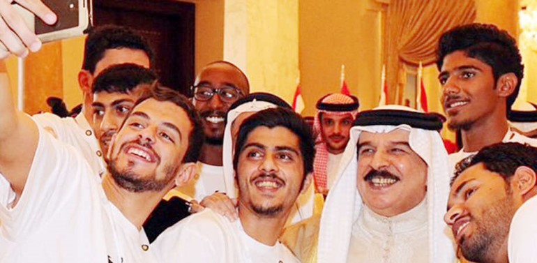 صورة سيلفي لملك البحرين حمد بن عيسى خلال استقباله مجموعة من الرياضيين	 العربية نت﻿