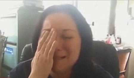 بالفيديو والصور.. امرأة تكتشف حملها قبل جنازة زوجها بعد معاناة مع العقم