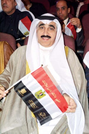 مصطفى حاملا العلم المصري اثناء حفل الافتتاح