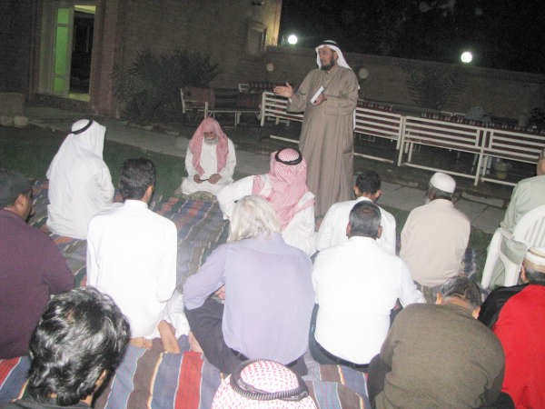 عبدالحميد البلالي متحدثا لمجموعة من الحضور﻿