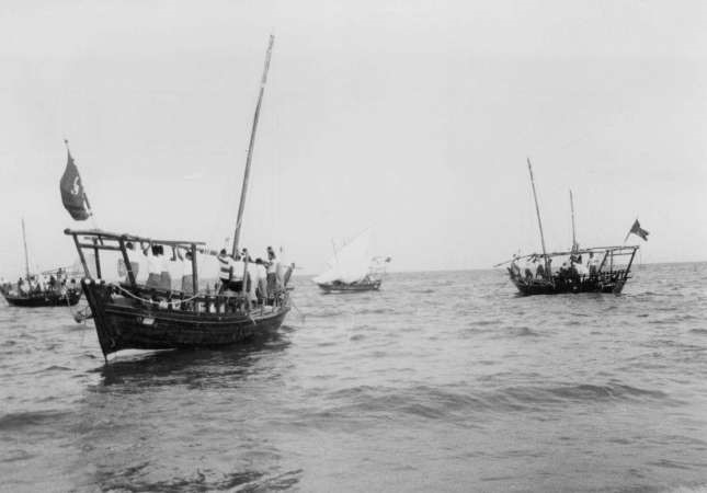 السفن الشراعية كانت احد اهم مصادر الرزق للكويتين في الماضي﻿