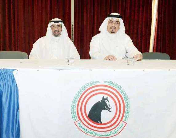 الشيخ علي الناصر متحدثا في المؤتمر الصحافي والى جانبه عبد الله البريهي ﻿