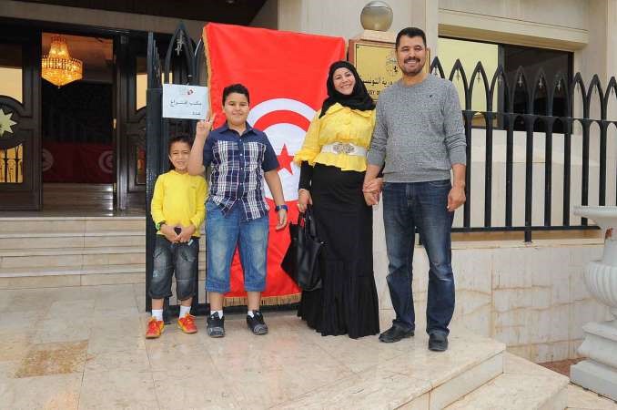 عائلة تونسية حرصت على الاشتراك في هذه الاحتفالية الديموقراطية