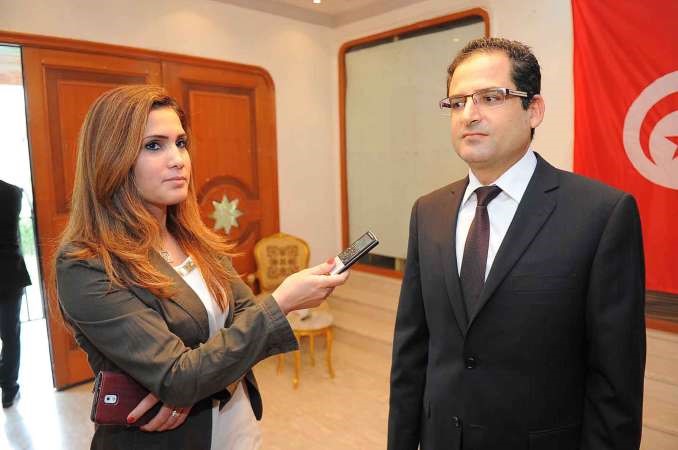 السفير التونسي متحدثا الى الزميلة بيان عاكوم