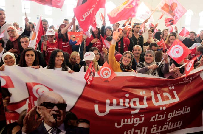 انصار الباجي قايد السبسي المرشح الرئاسي وزعيم حزب نداء تونس خلال الحملة الانتخابية في صفاقس امس الاول	رويترز﻿