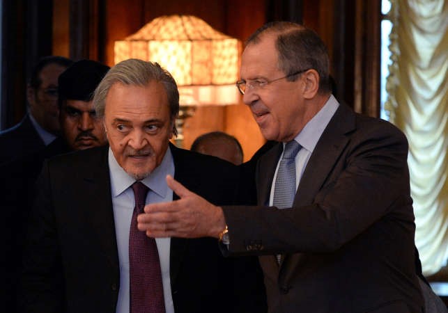 وزير الخارجية الروسي سيرغي لافروف مرحبا بنظيره السعودي صاحب السمو الملكي الامير سعود الفيصل في موسكو امس 	افپ﻿