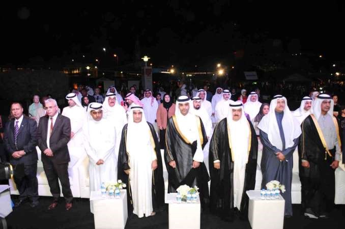 الفريق متقاعد ثابت المهنا والشيخ محمد بن عبدالله ال ثاني والسفير ضاري العجران والسفير القطري حمد بن علي ال حنزاب يتوسطون الحضور انور الكندري