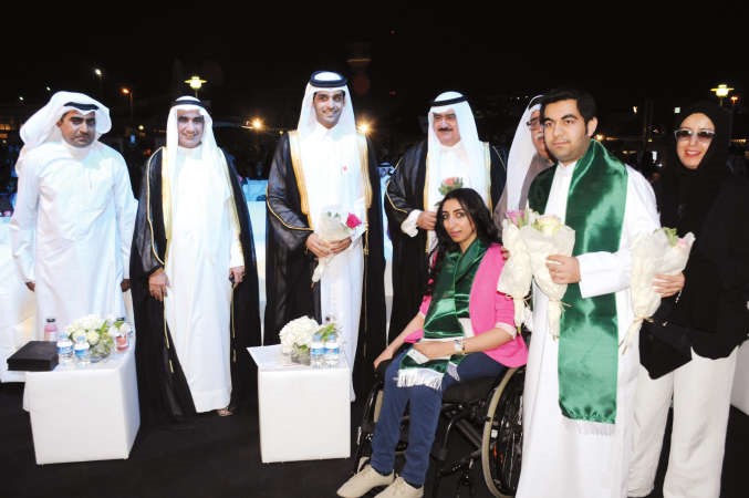 تكريم احدى المشاركات من ذوي الاحتياجات