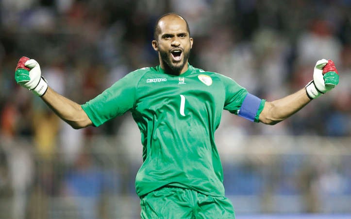علي الحبسي سعيدا بالانتصار الكبير