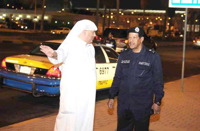 اللواء طارق حمادة خلال تواجده في موقع الاعتصام