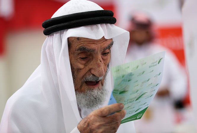 مسن بحريني في انتظار الادلاء بصوته امس افپ