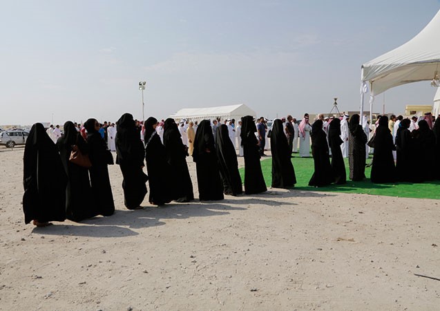 بحرينيات في انتظار الادلاء باصواتهن خارج مركز اقتراع في مدينة الرفاع جنوب العاصمة المنامة امس افپ