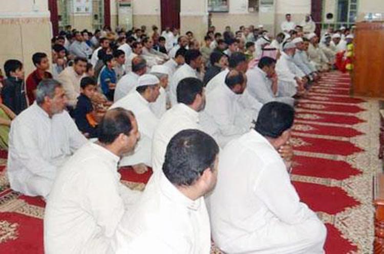 ثمانيني سعودي يعترض خطيب الجمعة ويطالبه بالاعتذار للمُسنين بعد انتقاده لهم
