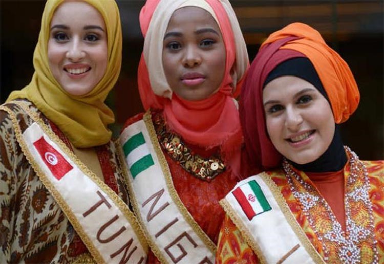 الفائزة الى اليسار مع وصيفتيها الايرانية سامانه زاند والنيجيرية بلقيس اديبايو