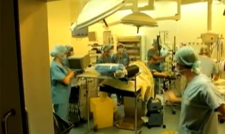 بالفيديو.. فرنسا تجري أول عملية جراحية لجنين في رحم أمه