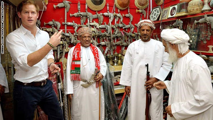بالصور.. الأمير هاري يتعرف على سلطنة عُمان.. ويرقص بالسيف