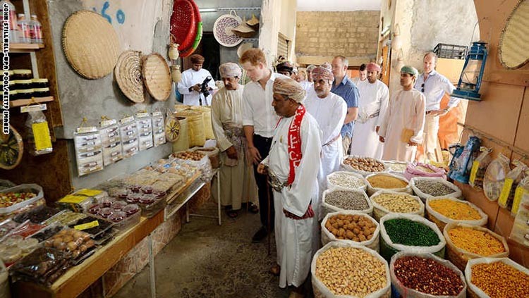 بالصور.. الأمير هاري يتعرف على سلطنة عُمان.. ويرقص بالسيف