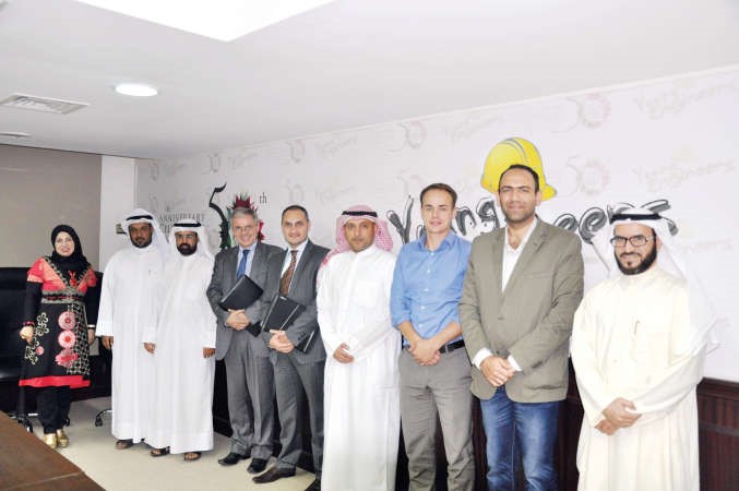 دبدر الطويل وناصر الخريبط مع عدد من المهندسين في ختام الزيارة