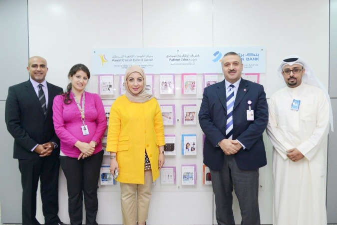 رئيس وحدة الاتصالات التسويقية ببنك برقان فهد الرشيد مع مسؤولي المركز خلال الزيارة