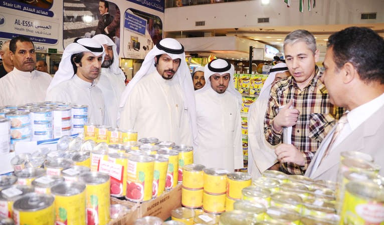 جولة بين المنتجات المعروضة