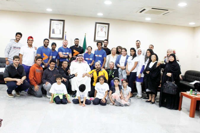 الزميل فيصل القناعي يتوسط العدائين واهاليهم بعد الوصول لمنفذ النويصيب﻿