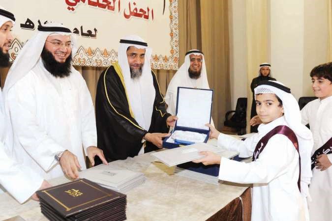 دعبدالرحمن الجيران ومطارق العيسى خلال تكريم احد المتفوقين 