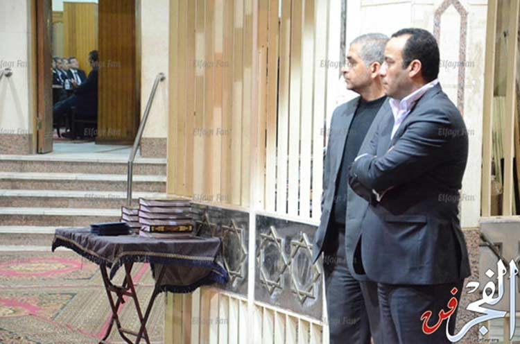 بالفيديو والصور.. أصالة شاحبة وتستعين بـ «بودي غارد» لتأمين عزاء شقيقها.. وأنس: «اللي هيقرب هقطع رجله»! 