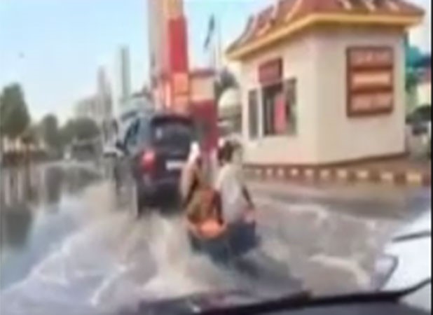 بالفيديو.. سعوديان يتجولان بقارب وسط جدة