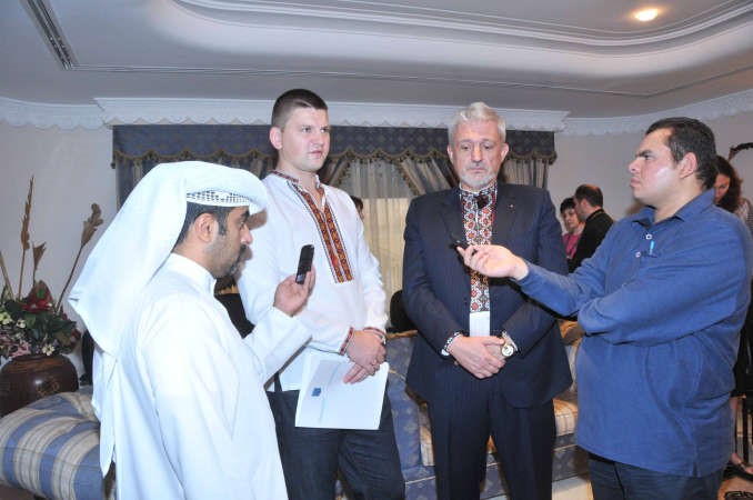 السفير الاوكراني متحدثا للصحافيين