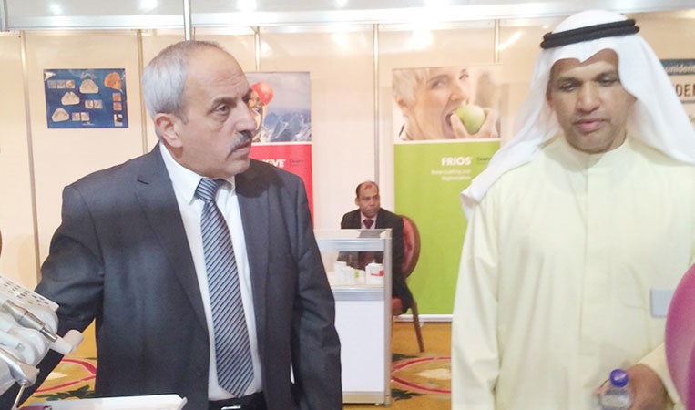 دبدر الانصاري خلال زيارة لمؤتمر طب الاسنان
