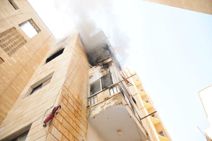  الحريق قبل التعامل معه وتبدو السحب الدخانية ﻿