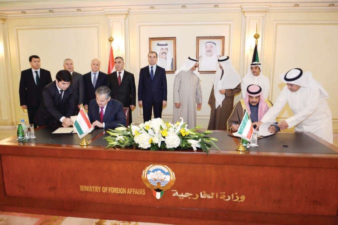  الشيخ صباح الخالد ووزير الخارجية الطاجيكي سراج الدين اصلوف اثناء توقيع الاتفاقية ﻿