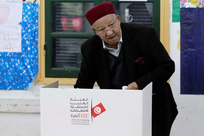 مسن تونسي يدلي بصوته امس	 رويترز﻿