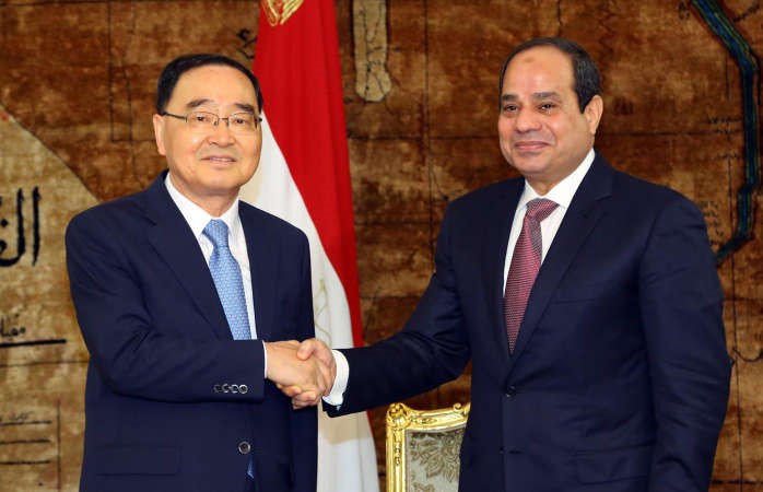 الرئيس المصري عبدالفتاح السيسي مستقبلا تشونغ هونغون رئيس وزراء جمهورية كوريا الجنوبية في القاهرة امس	 افپ﻿