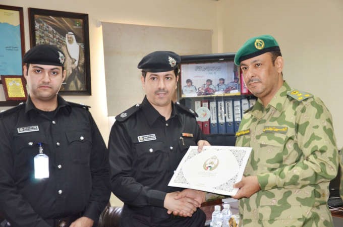 العميد محمد الفرحان مكرما احد المشاركين من الداخلية﻿