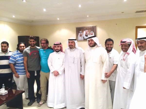الشيخ دطلال الفهد يتوسط المعتصمين