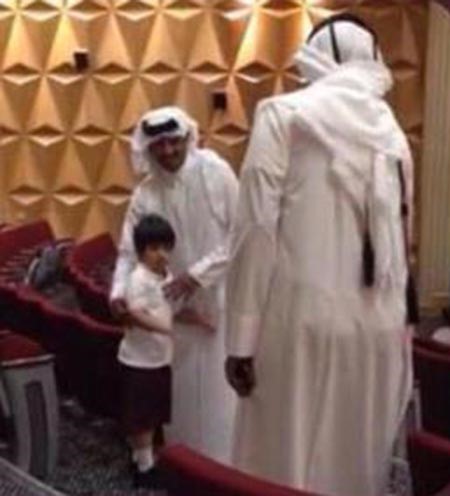 بالصور.. أمير قطر يحضر اجتماع أولياء الأمور بمدرسة نجله ويجلس بين الحضور