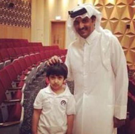 بالصور.. أمير قطر يحضر اجتماع أولياء الأمور بمدرسة نجله ويجلس بين الحضور