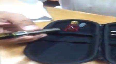 بالفيديو.. معلم سعودي يضبط قلم معسل إلكتروني مع طالب داخل الفصل.. ويشرح كيفية التشييش !