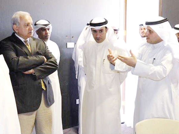 د راجح المطيري ود فهد الهاجري مع الوزير د بدر العيسى اثناء جولته بالمعهد﻿