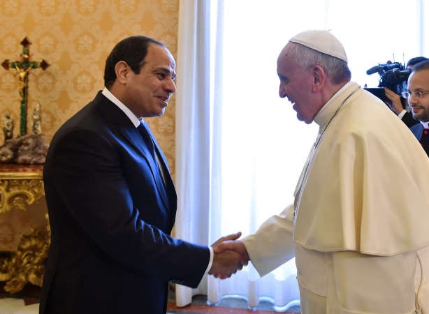 بابا الفاتيكان فرنسيس مستقبلا الرئيس المصري عبد الفتاح السيسي افپ
