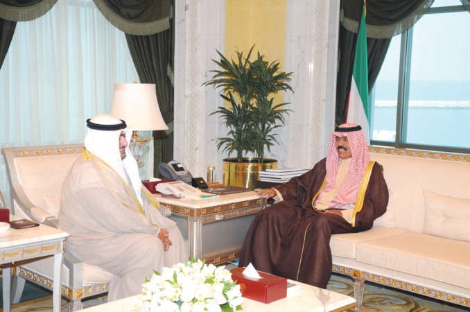 سمو نائب الامير وولي العهد الشيخ نواف الاحمد مستقبلا الشيخ ثامر العلي