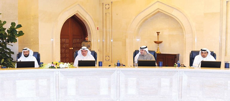 يعقوب الصانع وياسر ابل وعيسى الكندري ودعلي العمير خلال الاجتماع ﻿
