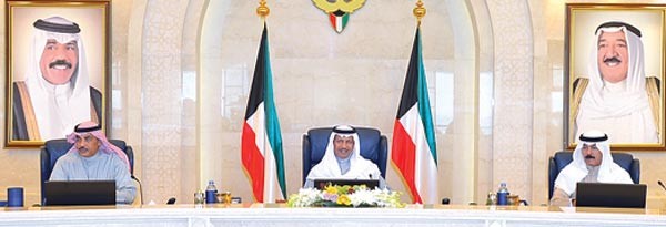 سمو الشيخ جابر المبارك مترئسا اجتماع مجلس الوزراء ويبدو الشيخ صباح الخالد والشيخ محمد الخالد ﻿