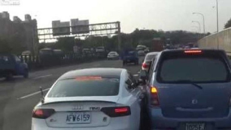 بالفيديو.. صراع بين سائقين والنهاية غير معروفة