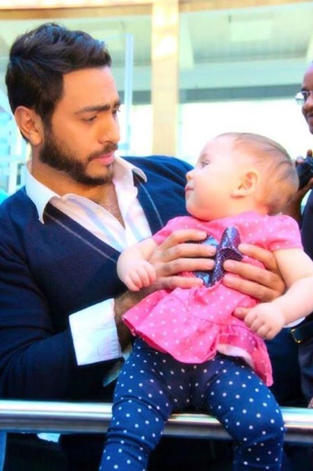 شاهد.. صورة طريفة لتامر حسني مع ابنته تجمع اكثر من 100 الف معجب