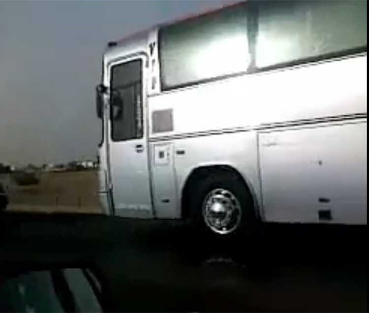 بالفيديو ... سعوديون يحاولون إيقاف باص يسير بسرعة جنونية على طريق الحرمين بجدة