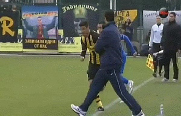 بالفيديو: لاعب هرب من الخصم على طريقة بيل فأوقفه المدرب!