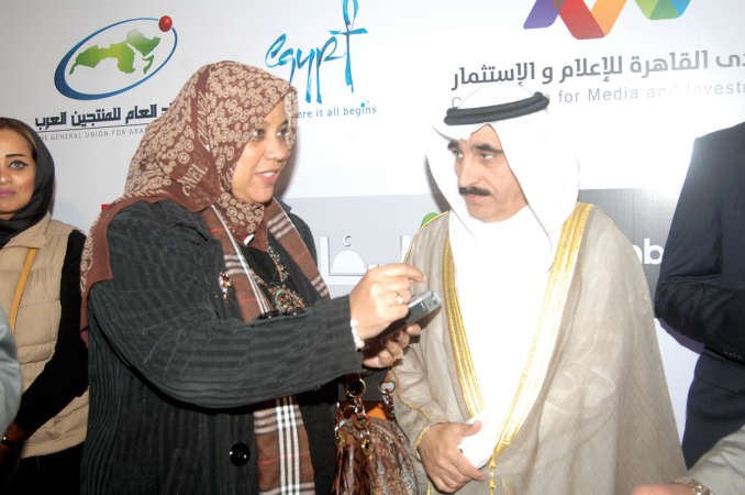 الوكيل المساعد لشؤون التلفزيون يوسف مصطفى متحدثا للزميلة هناء السيد