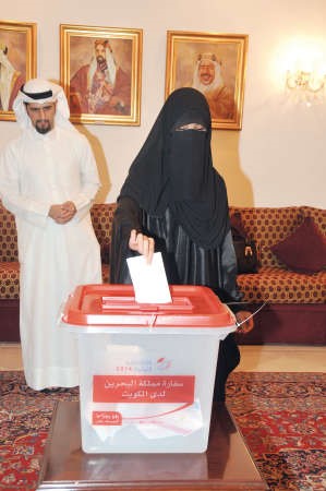 مواطنة بحرينية تدلي بصوتها﻿